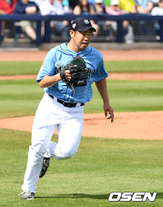 기쿠치는 2이닝을 1피안타 1볼넷 1삼진 2실점으로 마쳤다. 기쿠치가 1회초 2사에서 신시내티 푸이그의 1루 땅볼에 베이스 커버를 들어오고 있다. /jpnews@osen.co.kr