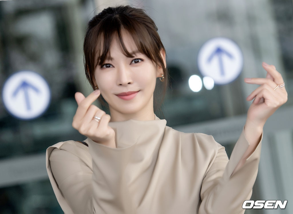 5일 오후 배우 김소연이 해외 스케줄차 인천국제공항을 통해서 출국했다.배우 김소연이 포토타임을 하고 있다./ksl0919@osen.co.kr