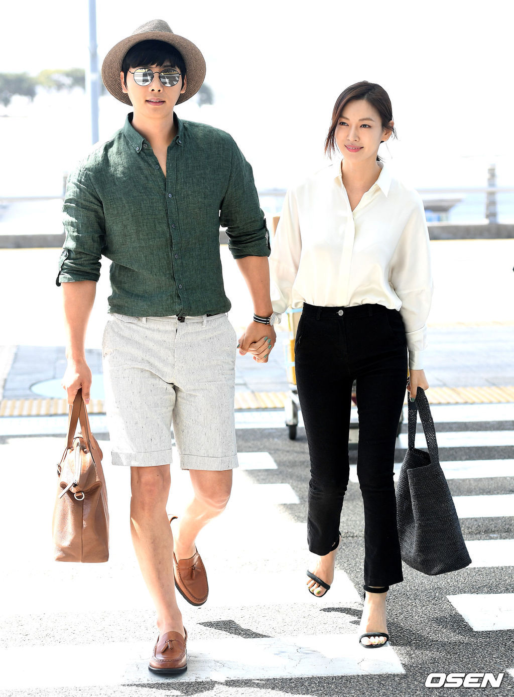배우 이상우-김소연 부부가 7일 오전 오스트리아 빈에서 진행되는 화보촬영 차 인천공항을 통해 출국하며 취재진을 향해 포즈를 취하고 있다. /dreamer@osen.co.kr