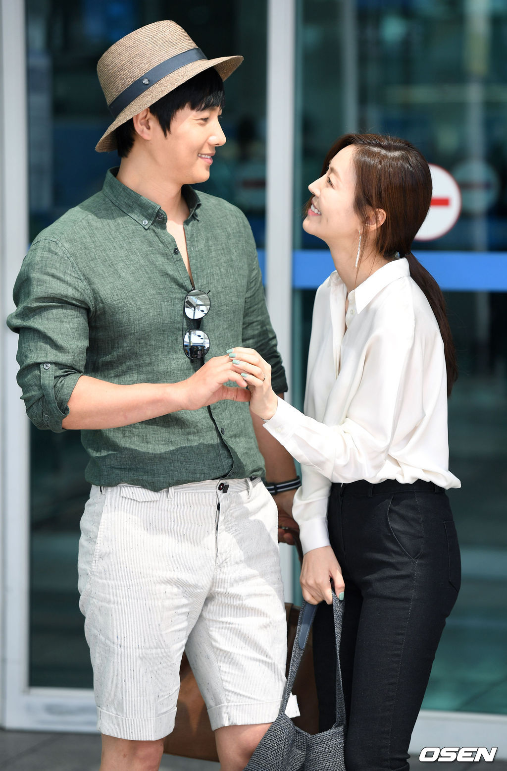 배우 이상우-김소연 부부가 7일 오전 오스트리아 빈에서 진행되는 화보촬영 차 인천공항을 통해 출국하며 취재진을 향해 포즈를 취하고 있다. /dreamer@osen.co.kr
