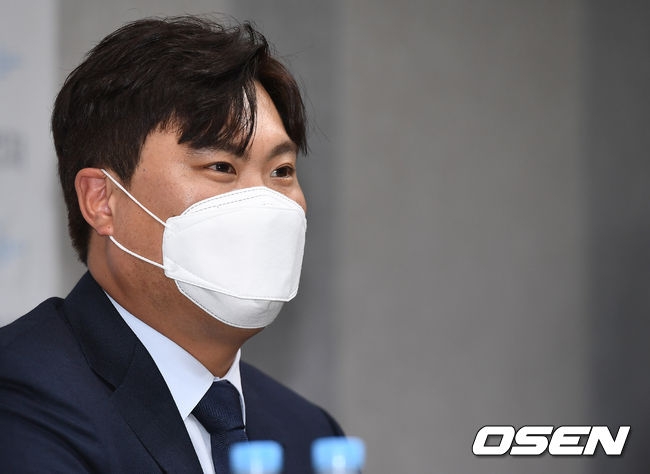 류현진이 취재진과 인터뷰를 갖고 있다. / dreamer@osen.co.kr
