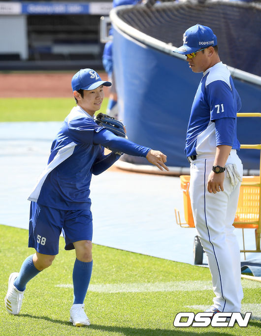 6일 오후 대구 삼성라이온즈파크에서 '2020 신한은행 SOL KBO리그'  삼성 라이온즈와 NC 다이노스의 경기가 열린다.삼성 김지찬이 조동찬 코치와 수비 훈련을 하고 있다. /youngrae@osen.co.kr
