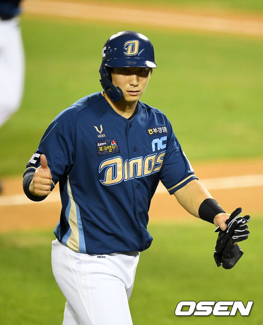 5회초 역전 적시타를 날린 NC 나성범이 동료선수를 향해 엄지를 치켜 들고 있다./jpnews@osen.co.kr