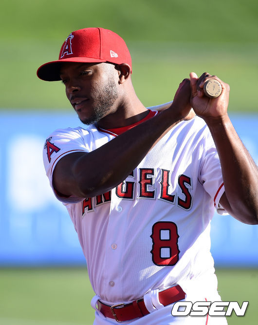 23일(한국시간) 미국 애리조나주 템피의 디아블로 스타디움에서 열린 LA에인절스 스프링캠프. 저스틴 업튼이 훈련에 앞서 진행된 포토데이에 포즈를 취하고 있다. /jpnews@osen.co.kr