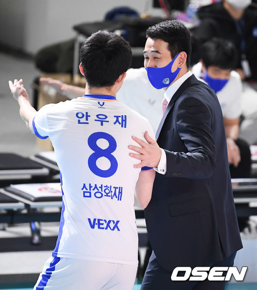 2세트 삼성화재 고희진 감독이 서브 실패한 안우재를 독려하고 있다. / soul1014@osen.co.kr