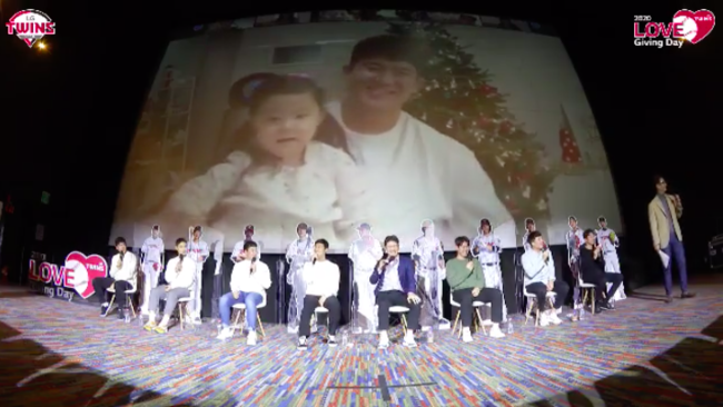 [사진] 러브기빙데이 행사 도중 참석한 선수들이 김민성의 생일 축하 노래를 부르고 있다.