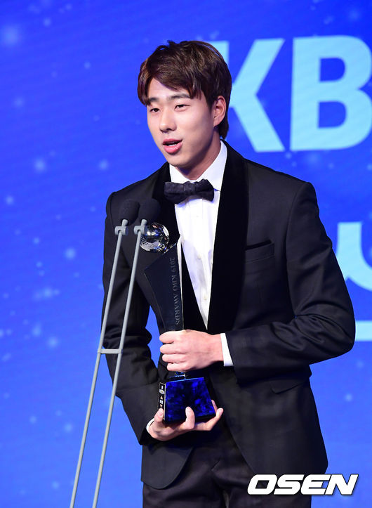 2019 KBO리그 시상식에서 신인상을 수상한 LG 정우영이 소감을 말하고 있다. /jpnews@osen.co.kr