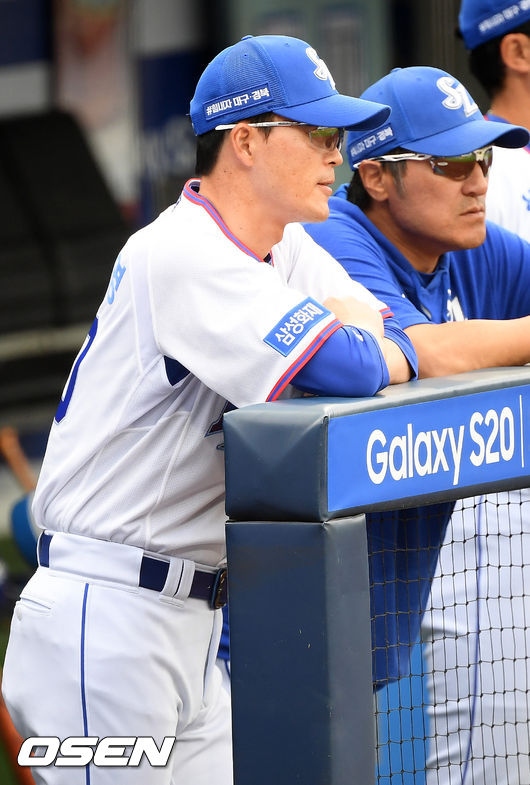 삼성 허삼영 감독이 덕아웃에서 경기를 주시하고 있다./ rumi@osen.co.kr