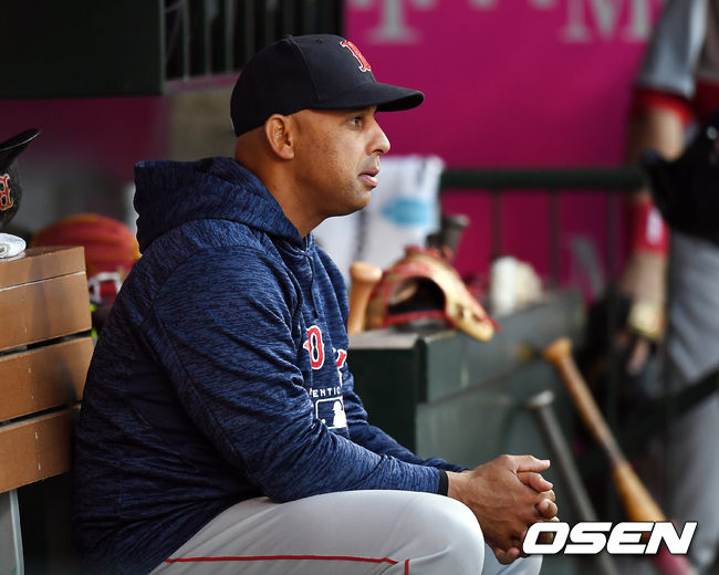 보스턴 알렉스 코라 감독이 더그아웃에 앉아 경기를 지켜보고 있다. / youngrae@osen.co.kr