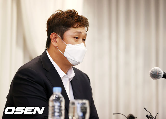 2일 오후 서울 청담동 리베라호텔에서 한국프로야구선수협회 회장인 이대호의 기자회견이 열렸다. 이 자리에서 이대호 한국프로야구선수협회 회장은 판공비 사용과 관련해 입장을 밝히고 있다./ rumi@osen.co.kr