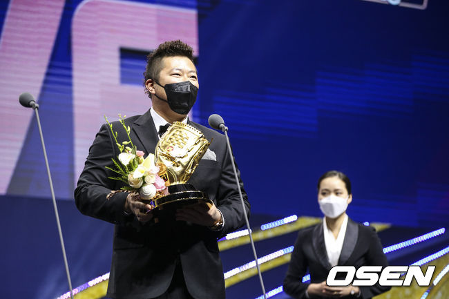 [OSEN=사진팀] 최형우는 11일 코엑스 오디토리움에서 열린 2020 KBO 골든글러브 시상식에서 지명타자 부문 골든글러브를 받았다. / photo@osen.co.kr