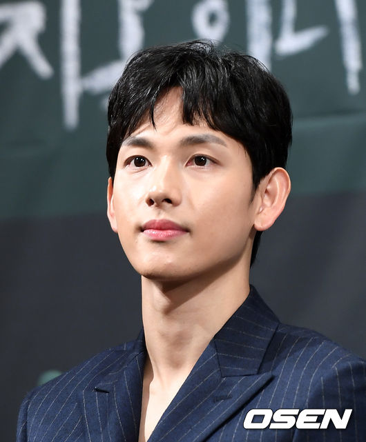 배우 임시완이 취재진의 질문을 듣고 있다. /sunday@osen.co.kr