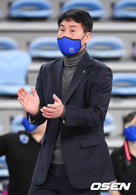 2세트 IBK기업은행 김우재 감독이 선수들을 독려하고 있다. / soul1014@osen.co.kr