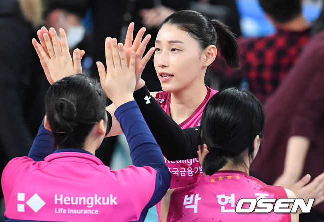 경기종료 후 흥국생명 김연경이 동료들과 하이파이브를 하고 있다. /  soul1014@osen.co.kr