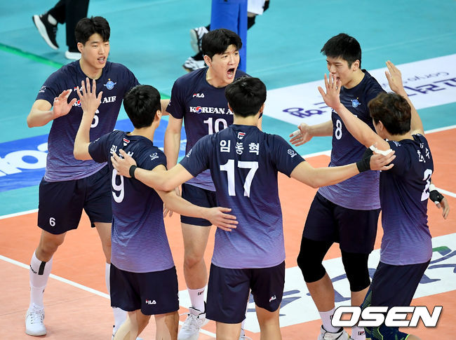 6일 오후 인천 계양체육관에서 '도드람 2020-2021 V리그' 남자부 대한항공과 한국전력의 경기가 열렸다.2세트 대한항공 선수들이 득점에 기뻐하고 있다./ksl0919@osen.co.kr