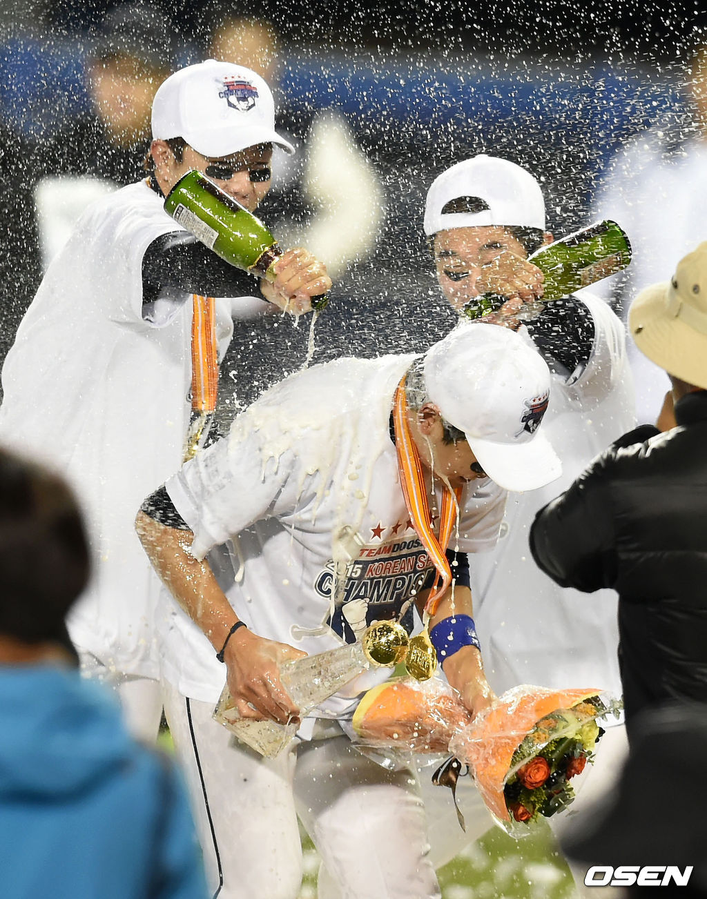 한국시리즈 MVP를 수상한 두산 정수빈이 샴페인 세례를 받고 있다./rumi@osen.co.kr