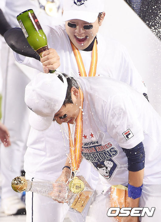 MVP로 선정된 정수빈이 샴페인을 맞고 있다 ./SOUL1014@osen.co.kr