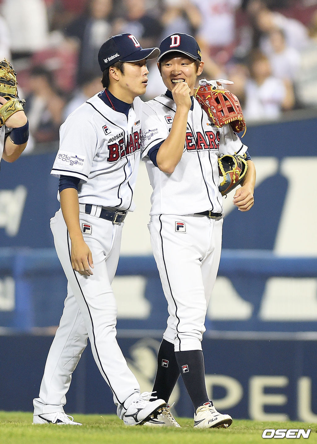 경기후 두산 허경민, 정수빈이 승리를 기뻐하고 있다. /jpnews@osen.co.kr