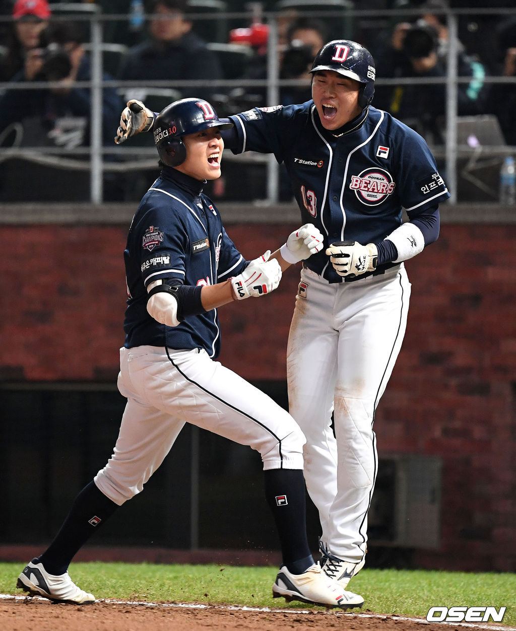 8회초 1사 1루에서 두산 정수빈이 우월 투런 홈런을 치고 홈에서 허경민과 환호하고 있다./sunday@osen.co.kr