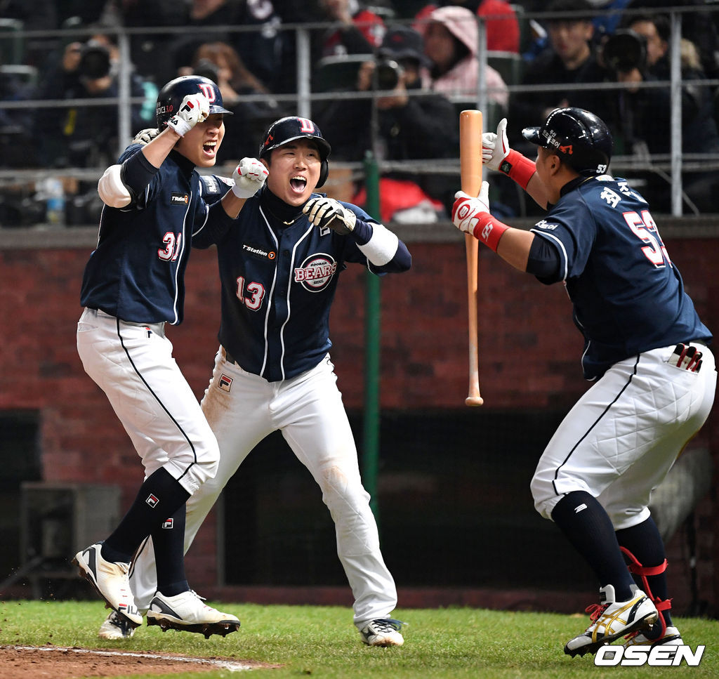8회초 1사 1루에서 두산 정수빈이 우월 투런 홈런을 치고 동료들의 축하를 받고 있다./sunday@osen.co.kr