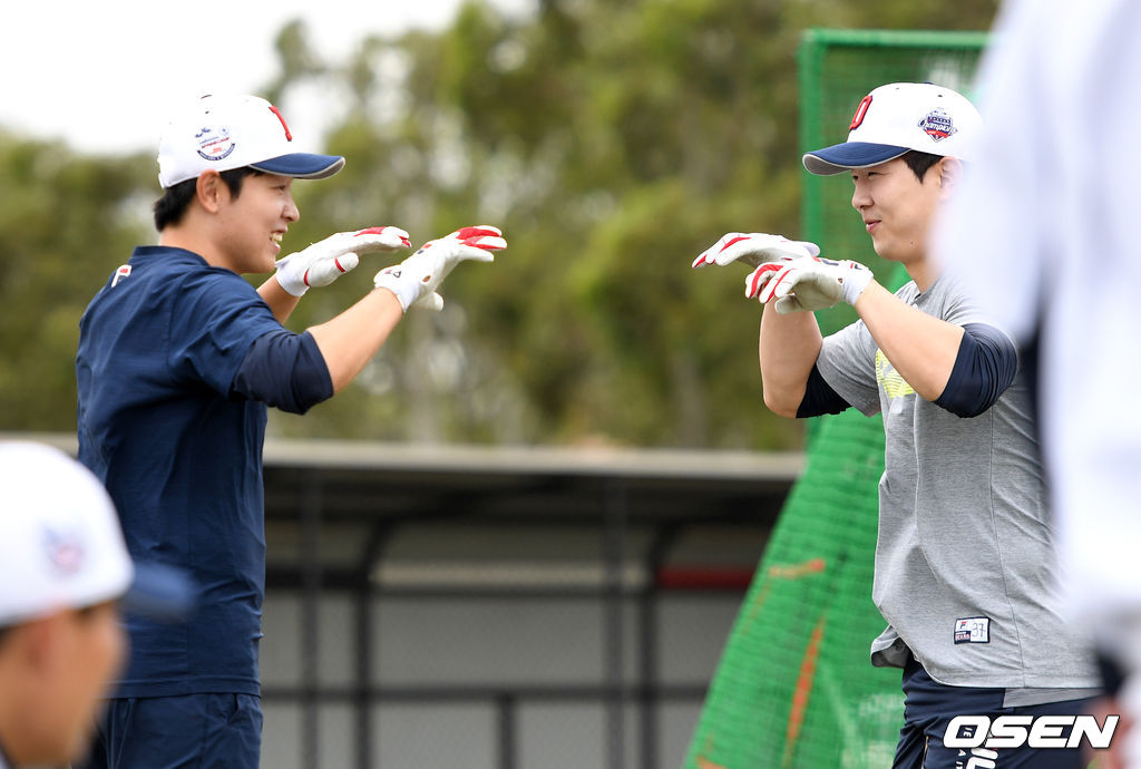 두산 정수빈과 박건우가 훈련 중 포수들의 자세를 따라하고 있다. /sunday@osen.co.kr