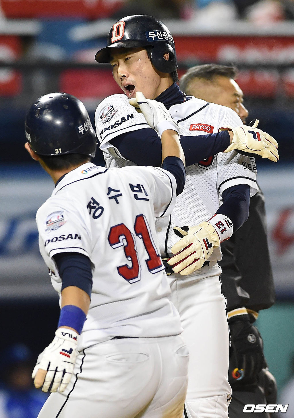 30일 오후 서울 잠실구장에서 열린 '2015 타이어뱅크 KBO 리그' 한국시리즈 4차전 두산 베어스와 삼성 라이온즈의 경기 1회말 1사 2,3루 김현수의 내야땅볼 상황, 삼성 1루수 구자욱의 송구실책에 득점한 정수빈과 허경민이 환호하고 있다. /baik@osen.co.kr