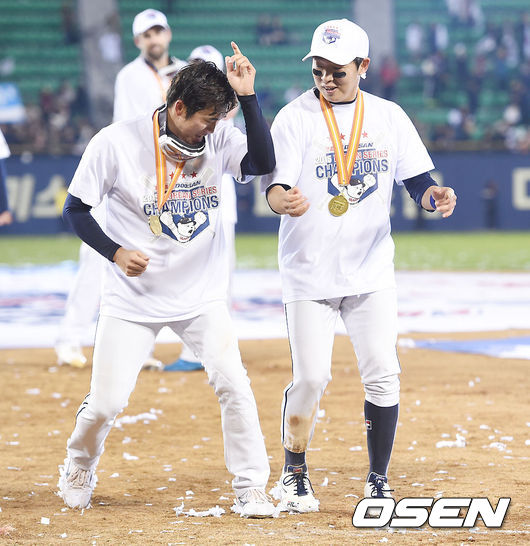 허경민과 정수빈이 기쁨의 댄스를 추고 있다./SOUL1014@osen.co.kr