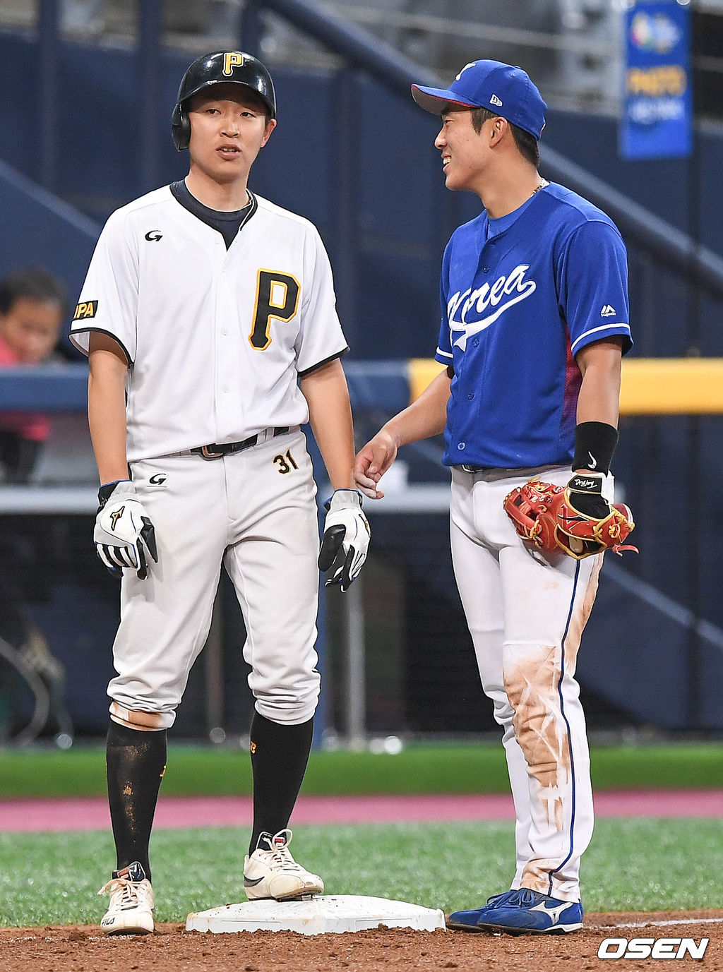 4일 오후 서울 고척스카이돔에서 열리는 의 WBC(월드베이스볼클래식) 야구 대표팀과 경찰청과의 평가전, 6회말 허경민이 경찰청 정수빈과 이야기를 나누고 있다. / soul1014@osen.co.kr