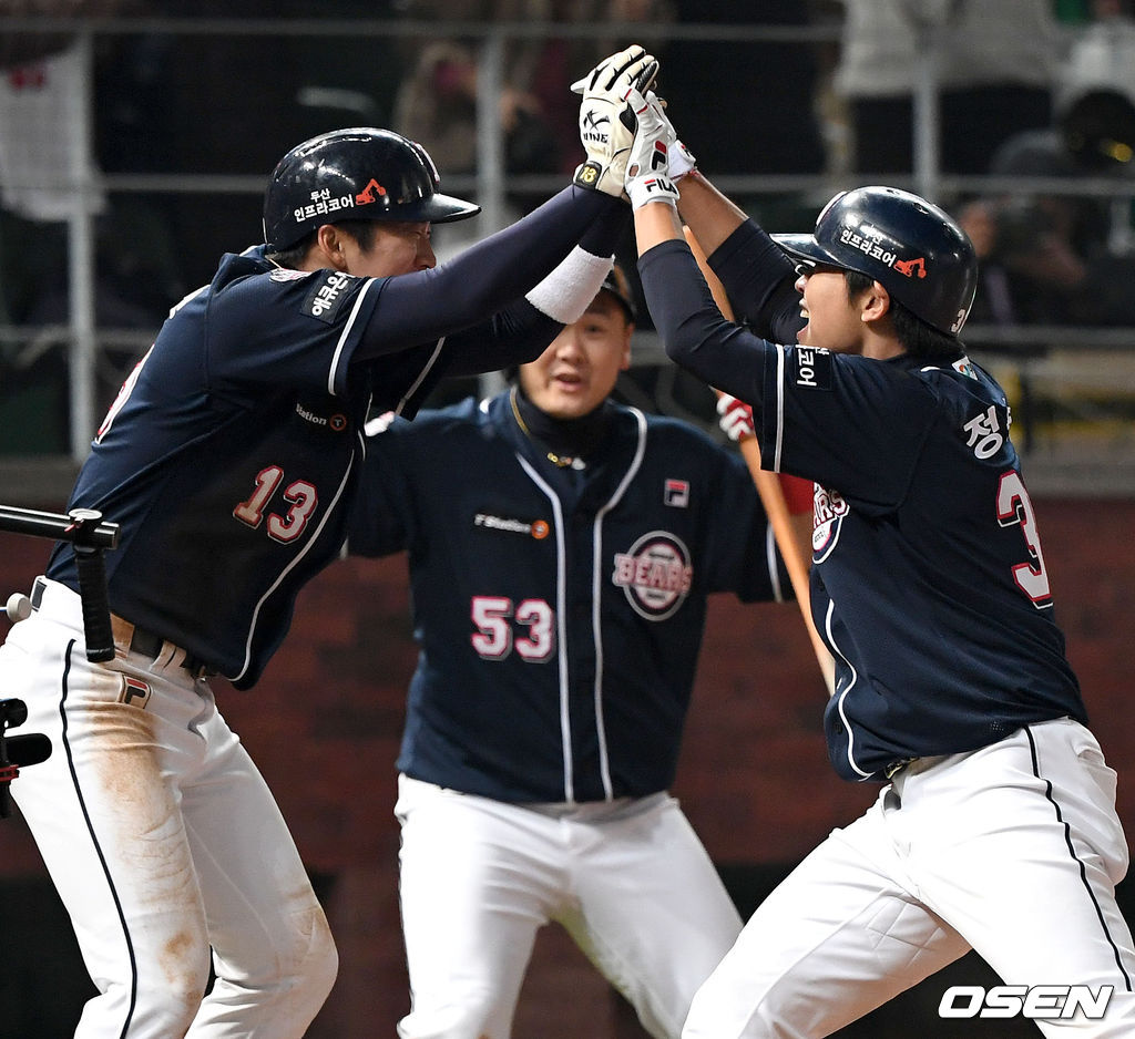 8회초 1사 1루 상황 두산 정수빈이 역전 투런포를 날린 뒤 홈을 밟으며 허경민과 기뻐하고 있다. /dreamer@osen.co.kr