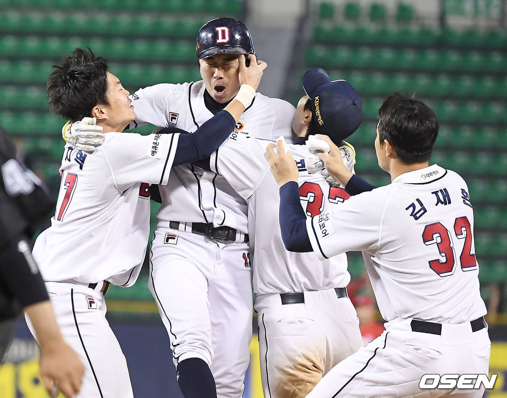 두산은 7일 서울 잠실구장에서 열린 ‘2019 신한은행 MY CAR KBO리그’ 두산 베어스와 KIA 타이거즈의 경기 9회말 2사 2루 끝내기 안타를 때려낸 두산 허경민이 동료들의 축하를 받고 있다. / youngrae@osen.co.kr
