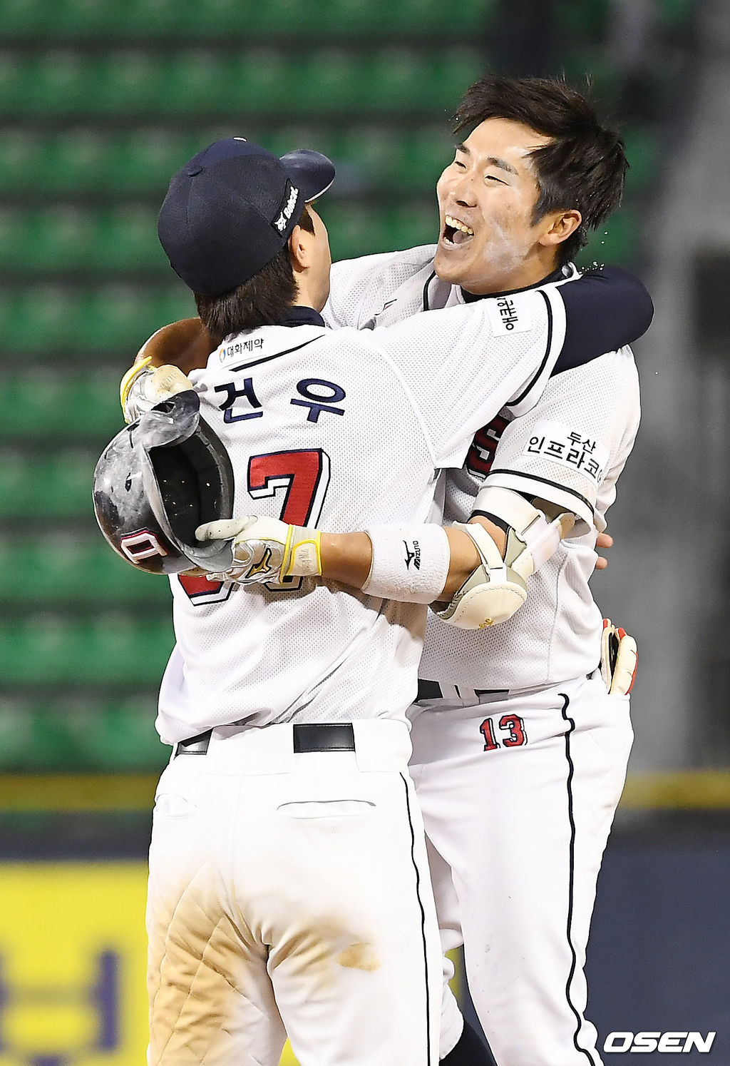 두산은 7일 서울 잠실구장에서 열린 ‘2019 신한은행 MY CAR KBO리그’ 두산 베이스와 KIA 타이거즈의 경기, 9회말 2사 2루 끝내기 안타를 때려낸 두산 허경민이 박건우와 포옹을 하고 있다. / youngrae@osen.co.kr