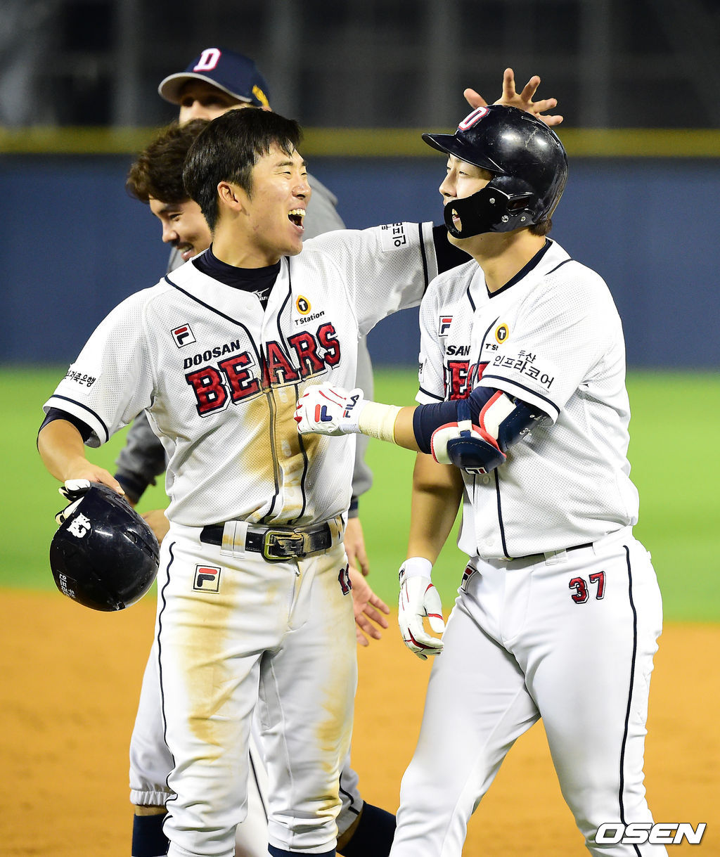 연장 10회말 1사 만루에서 두산 박건우가 끝내기 안타를 날리고 동료선수들과 기뻐하고 있다. /jpnews@osen.co.kr