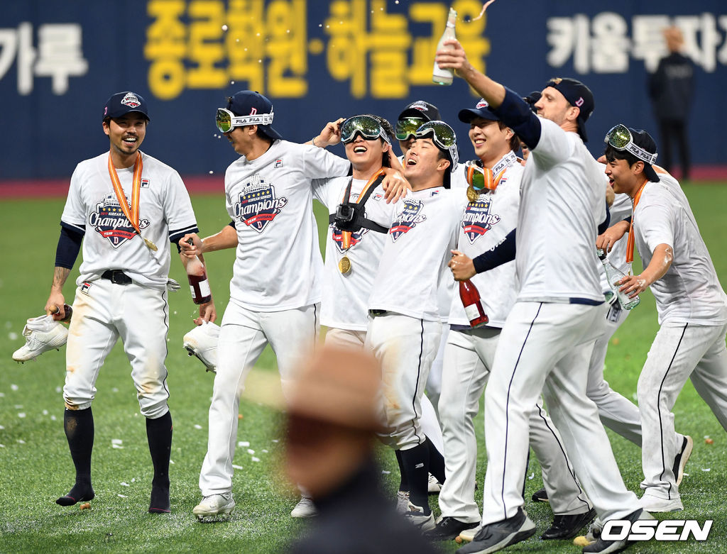 우승한 두선 선수들이 샴페인 세리머니로 우승의 기쁨을 만끽하고 있다./spjj@osen.co.kr