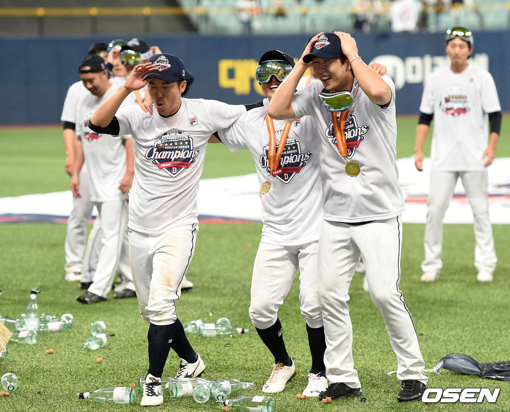 두산 허경민, 정수빈, 박건우가 팬들 앞에서 춤을 추고 있다. /sunday@osen.co.kr