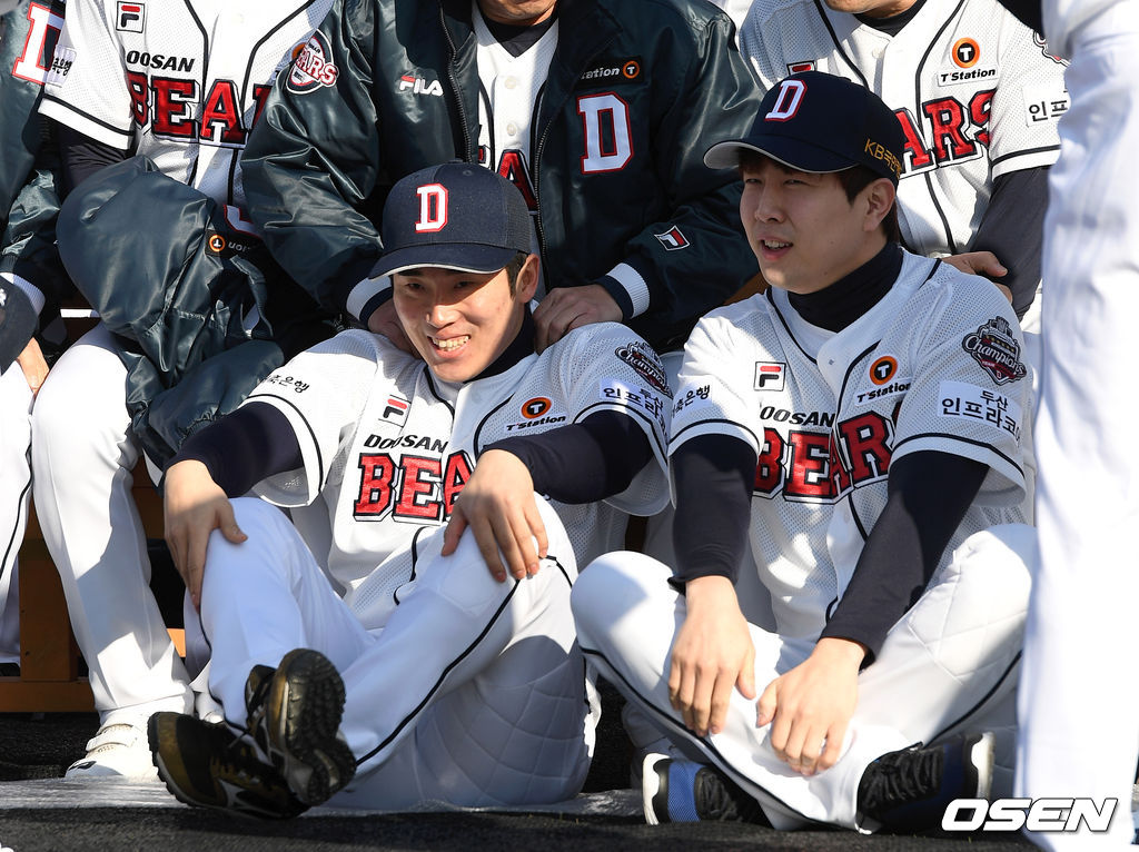 두산 허경민과 박건우가 동료들과 인사를 나누고 있다. /sunday@osen.co.kr