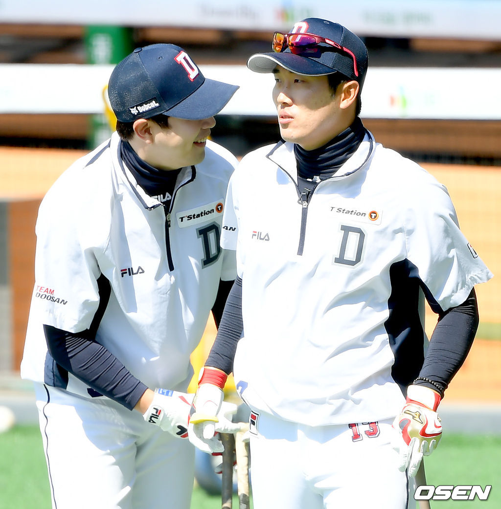 8일 오전 서울  잠실야구장에서 두산 베어스 훈련이 진행됐다.박건우가 허경민을 향해 미소짓고 있다. /ksl0919@osne.co.kr