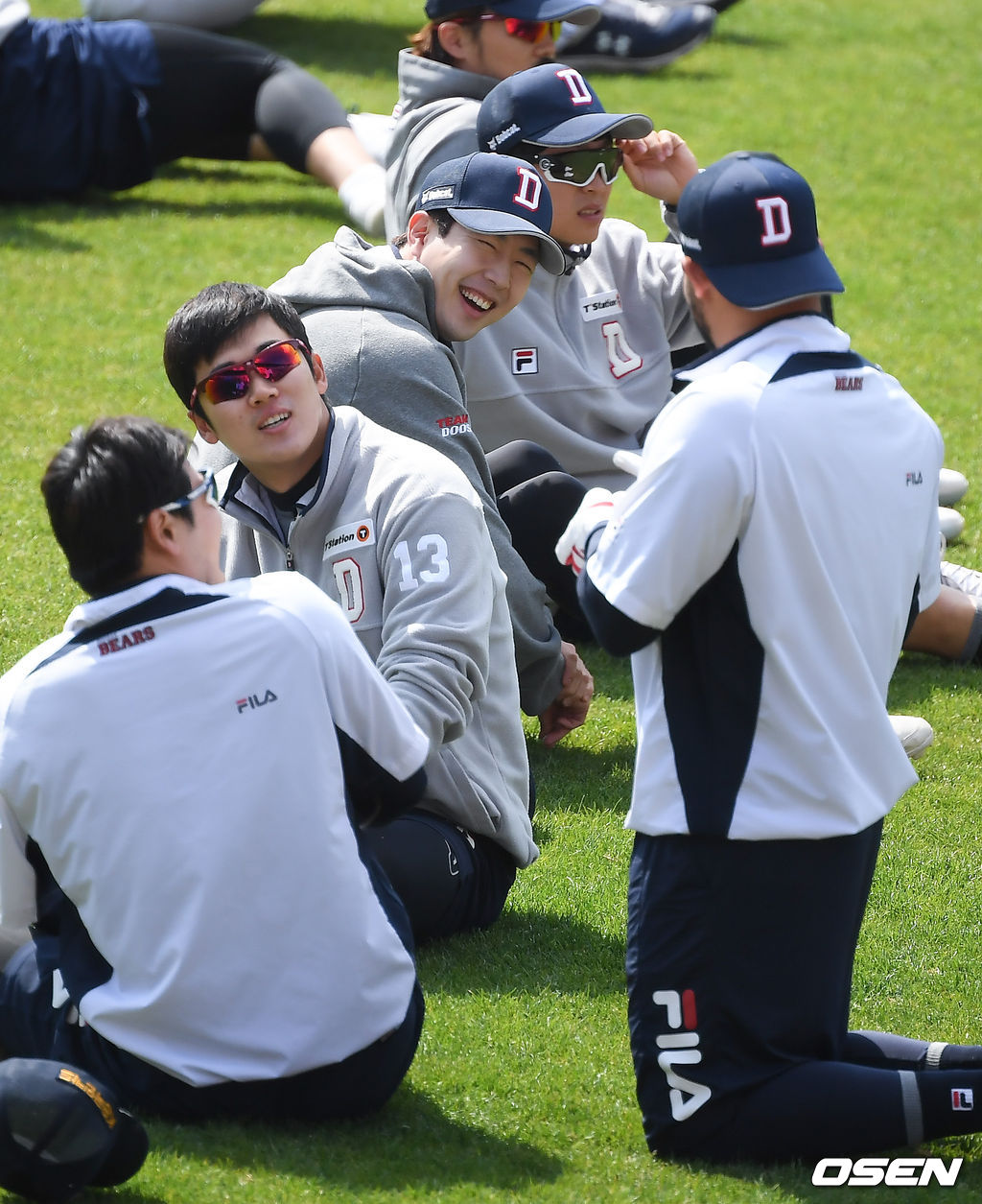 박건우와 최주환, 허경민이 페르난데스와 이야기 나누고 있다.  /   soul1014@osen.co.kr