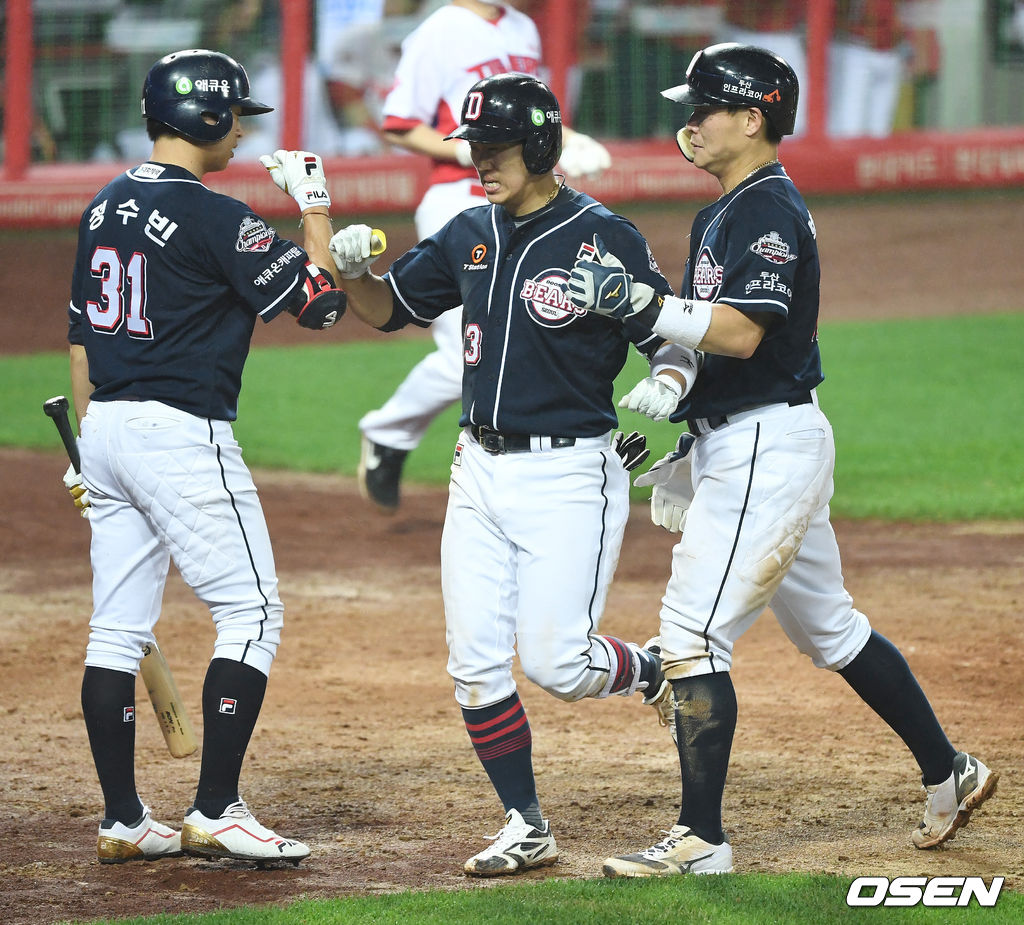 9회초 1사 주자없는 상황 두산 허경민이 달아나는 투런포를 날리고 박세혁-정수빈과 인사를 나누고 있다. / dreamer@osen.co.kr