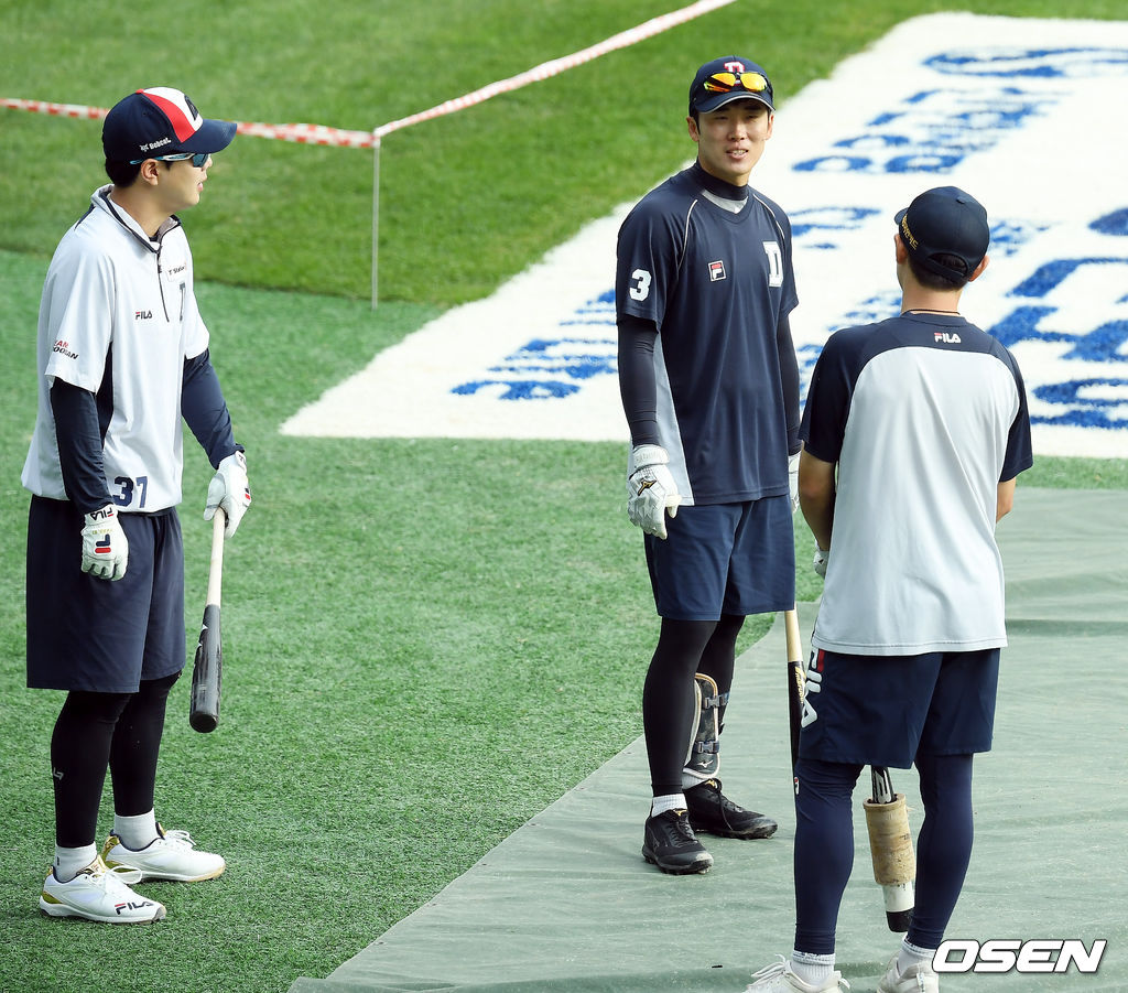 그라운드 위에서 두산 허경민, 박건우, 정수빈이 타격연습을 기다리며 얘기를 나누고 있다./ rumi@osen.co.kr