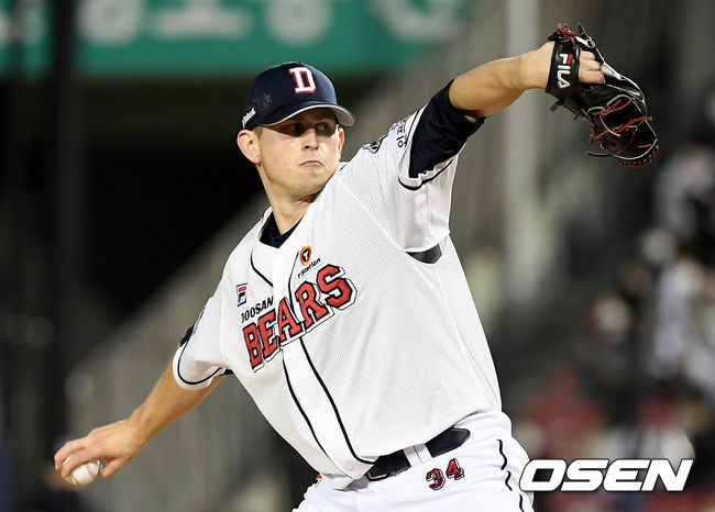 두산 선발 플렉센이 마운드에 올라 힘차게 공을 뿌리고 있다./ksl0919@osen.co.kr