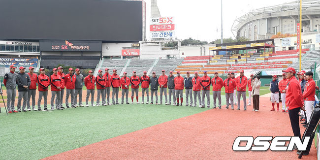 김원형 신임 감독이 선수단과 인사를 나누고 있다. /youngrae@osen.co.kr