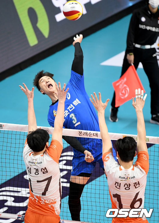 1세트 한국전력 박철우가 강타를 하고 있다./ksl0919@osen.co.kr