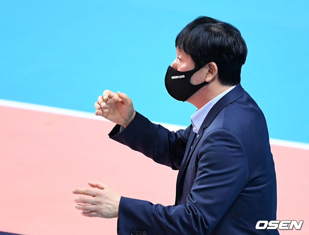 우리카드 신영철 감독이 작전을 지시하고 있다./sunday@osen.co.kr