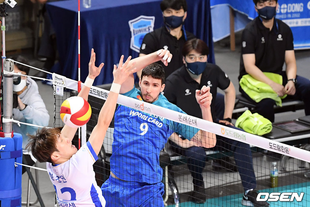 우리카드 알렉스가 연타를 넣고 있다. /cej@osen.co.kr