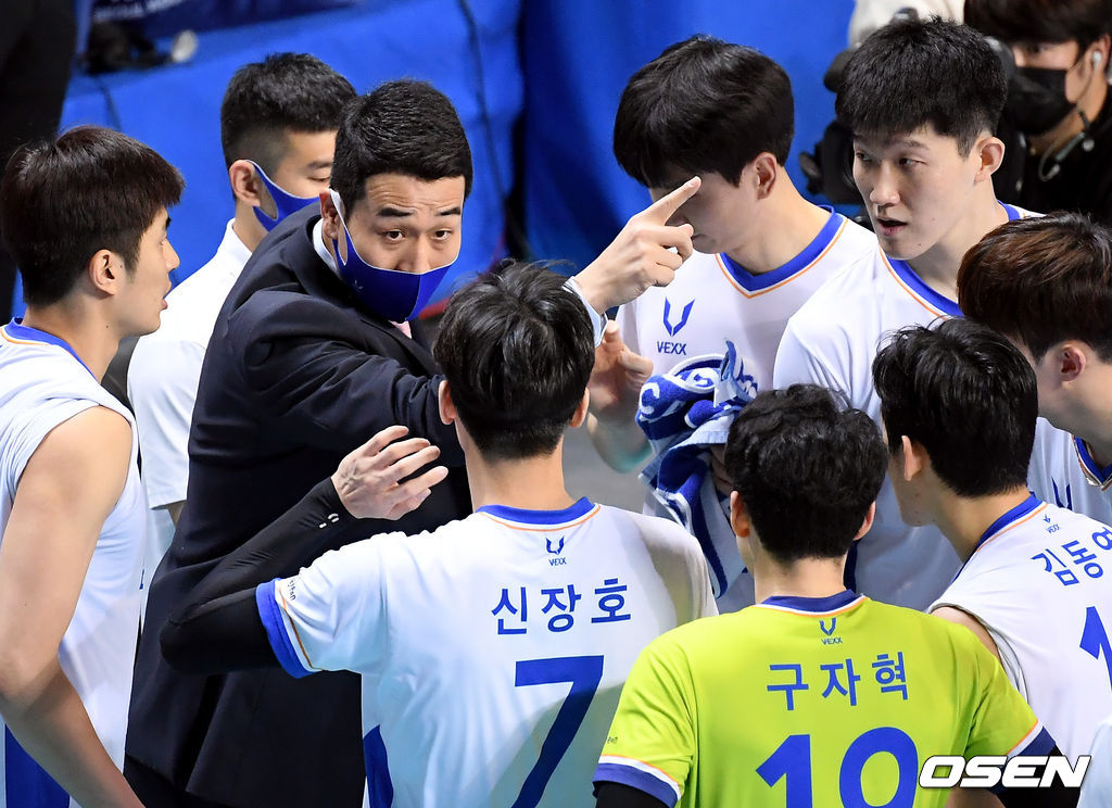 삼성화재 고희진 감독이 작전을 지시하고 있다. /cej@osen.co.kr