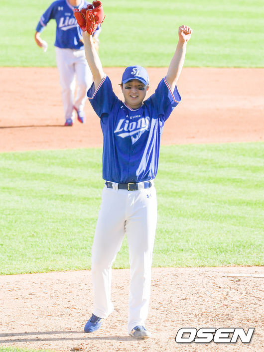 경기종료 후 데뷔 첫 완봉승을 거둔 최채흥이 환호하고 있다. /  soul1014@osen.co.kr