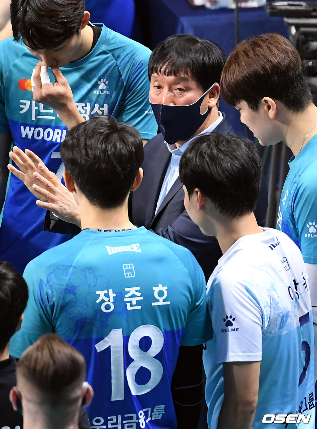 우리카드 신영철 감독이 작전을 지시하고 있다. /cej@osen.co.kr