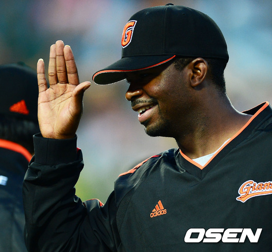 롯데 유먼이 코치들과 하이파이브를 하고 있다. / rumi@osen.co.kr