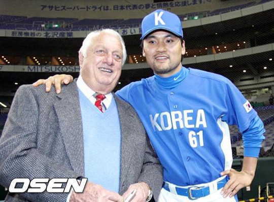 지난 2006년 월드베이스볼클래식(WBC)에서 토미 라소라 전 감독(왼쪽)과 박찬호가 포즈를 취하고 있다. /spjj@osen.co.kr