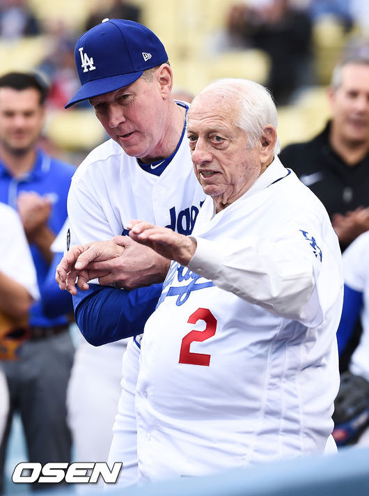 경기에 앞서 다저스 레전드 토미 라소다가 허샤이저의 부축을 받으며 팬들에게 인사를 하고 있다. / soul1014@osen.co.kr